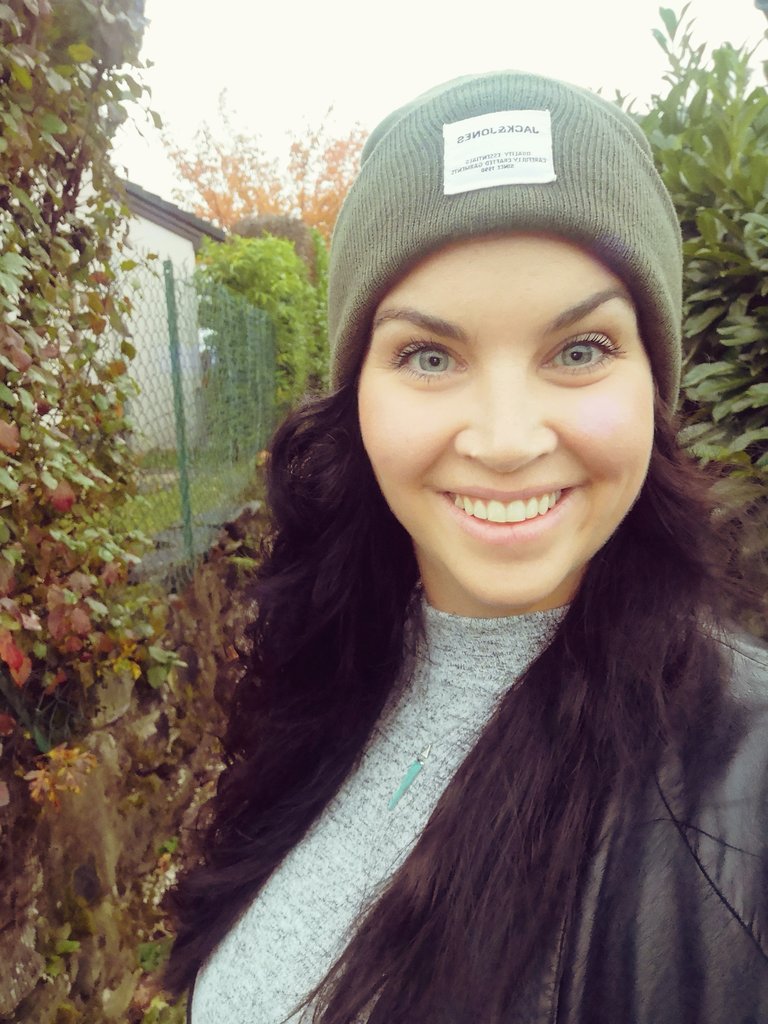 Early morning walk for #milesformeals with autumn good vibes... 🤙🍂🍁
<a href="/SamHeughan/">Sam Heughan</a>
<a href="/MyPeakChallenge/">My Peak Challenge</a> <a href="/MountainPeakers/">Mountain Peakers</a> <a href="/FrenchPeakers/">French Peakers</a> <a href="/UFsPeakers/">United Frenchy sPeakers</a>