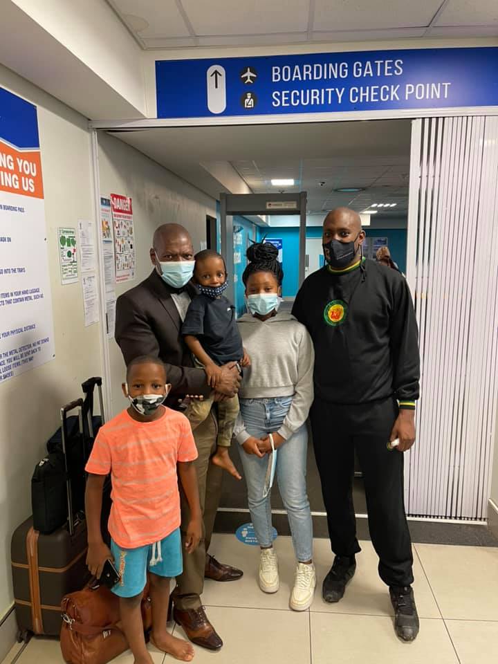 PLMyburgh's tweet photo. Comment: #ZweliMkhize claims he is "estranged" from son Dedani and didn't know about #DigitalVibes payments. The pic with the face masks was taken after DoH awarded the dodgy deal. I'm just wondering at what point this relationship came to an end... https://t.co/zxwiiQnJXS