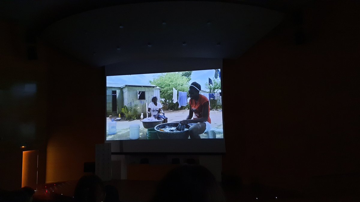 En el marc del <a href="/som_cinema/">SomCinema</a> avui s'ha presentat "Mal de caña", del dominicà Juan A. Zapata (somcinema.cat/som-cinema-12-…). Inevitable trobar-hi narratives comunes amb el <a href="/costfruita_doc/">El cost de la fruita</a>, tot i les diferents geografies: el negoci de la terra i la misèria de la gent que la treballa.
