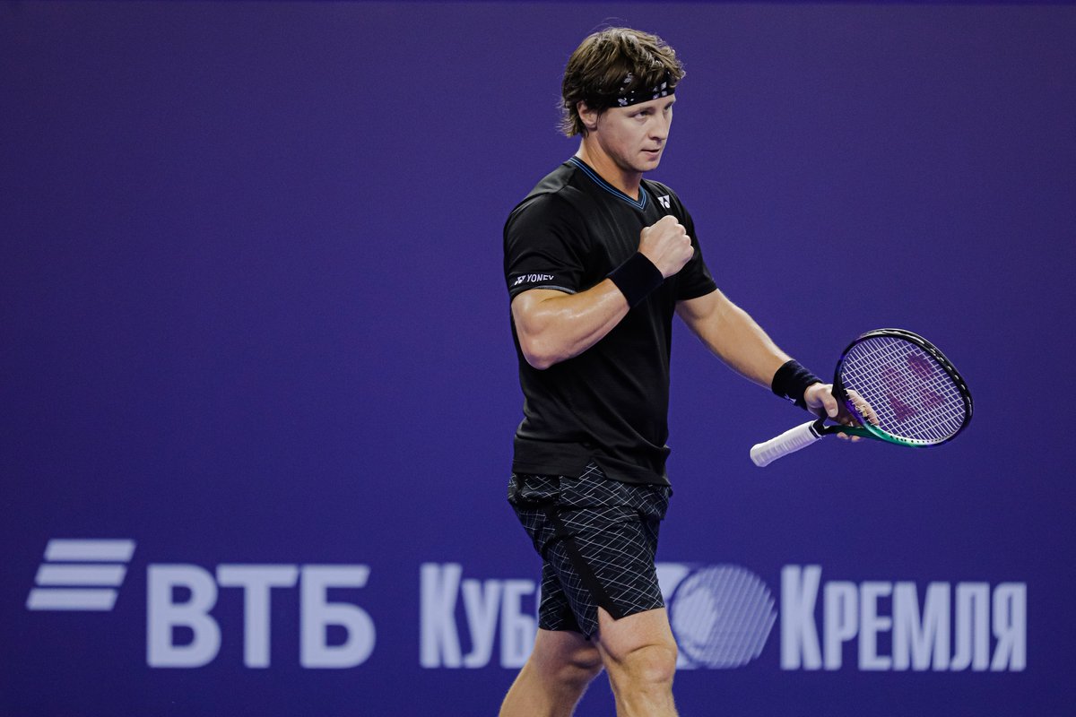 Solidez a cubierto 🏟️

🇱🇹 <a href="/berankisr/">Ricardas Berankis</a> se impone a Federico Coria (6-2, 6-1) y alcanza los cuartos de final en Moscú.

📸 <a href="/tennisrussia/">ФТР</a>