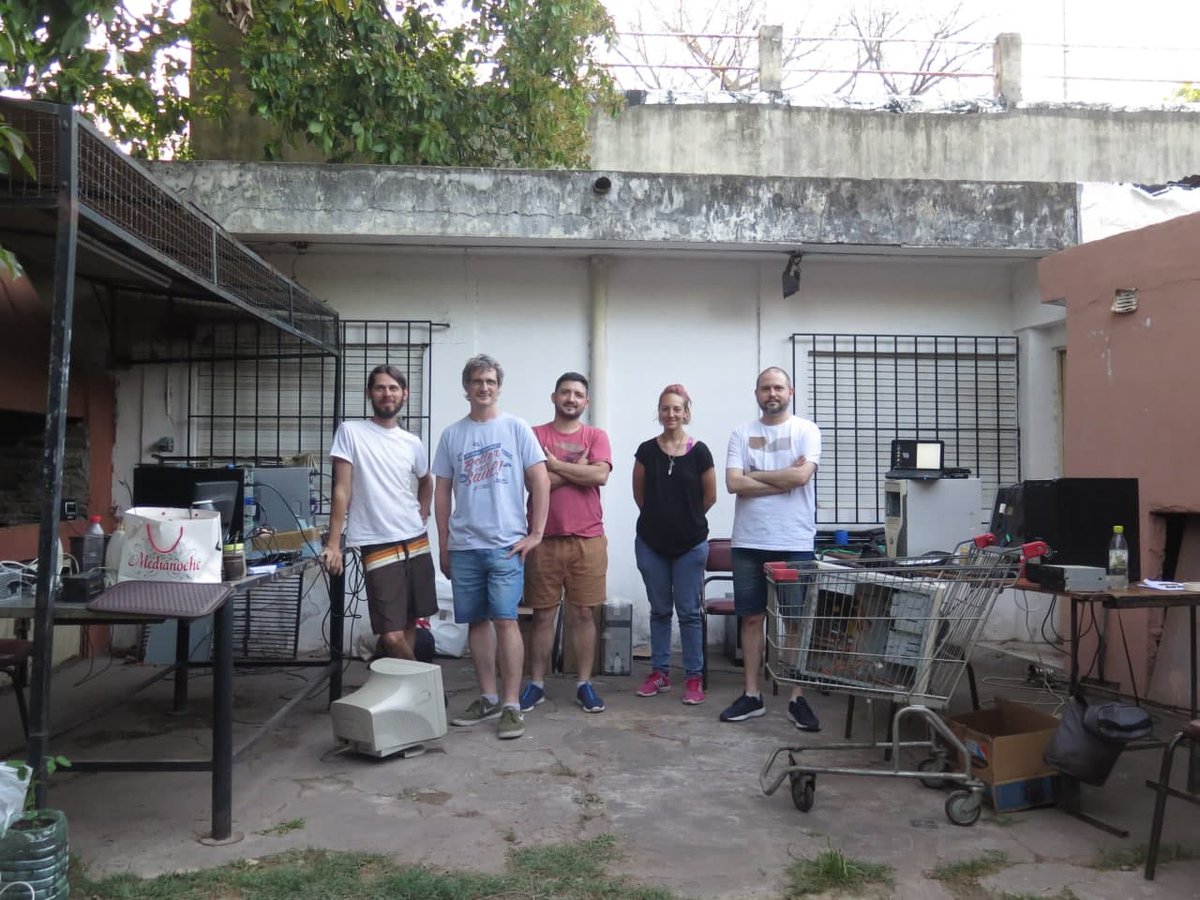 hackfunrosario's tweet photo. Primera reparatón #cyberciruja de #Hackfun!
Finalmente nos pudimos juntar en una vecinal amiga a revisar equipos que fuimos recibiendo a través de distintas campañas.
Fue una jornada al aire libre haciendo ñoñadas que seguramente será la primera de muchas por venir. https://t.co/WnpjmBQXDj
