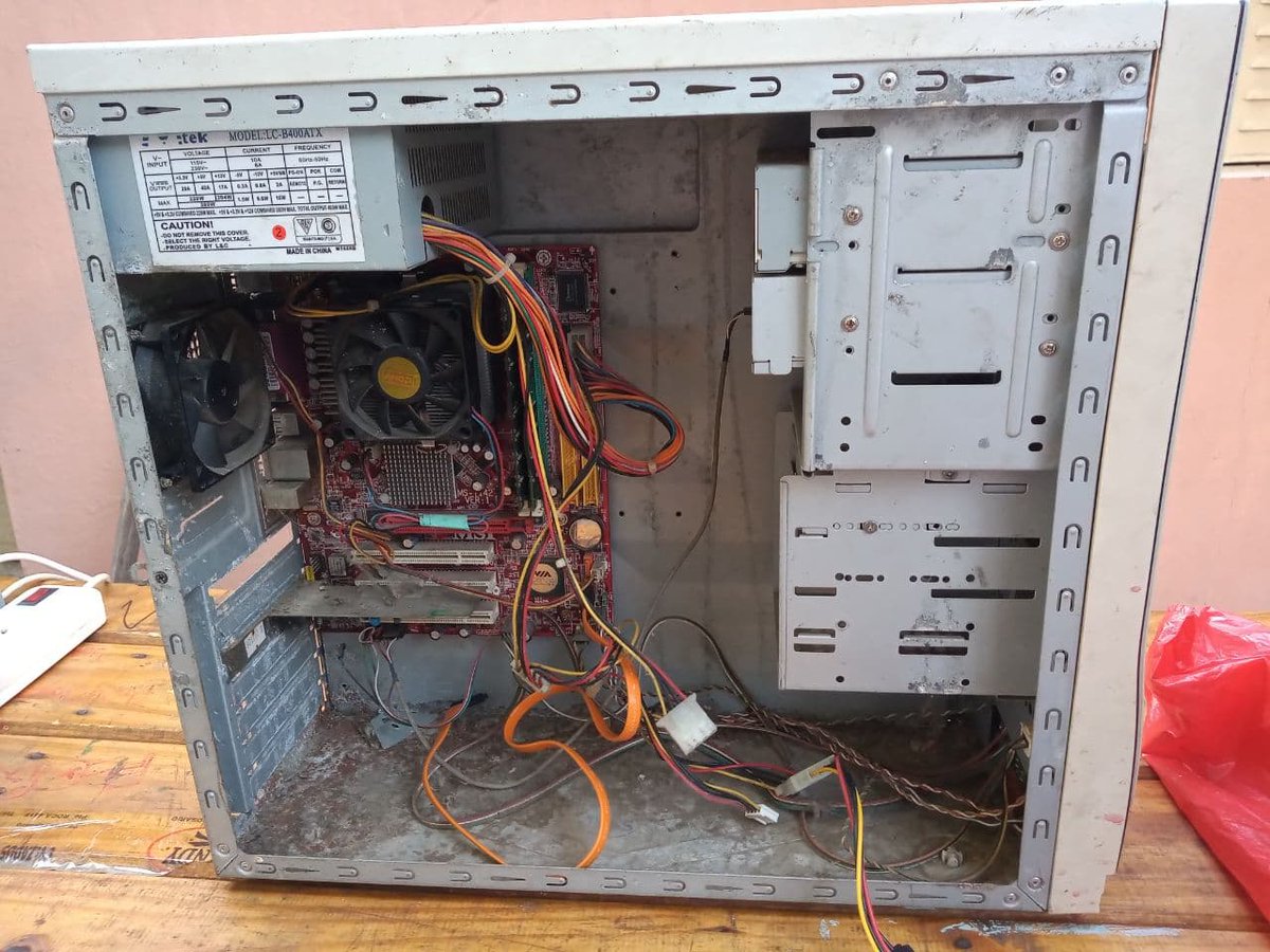 hackfunrosario's tweet photo. Primera reparatón #cyberciruja de #Hackfun!
Finalmente nos pudimos juntar en una vecinal amiga a revisar equipos que fuimos recibiendo a través de distintas campañas.
Fue una jornada al aire libre haciendo ñoñadas que seguramente será la primera de muchas por venir. https://t.co/WnpjmBQXDj