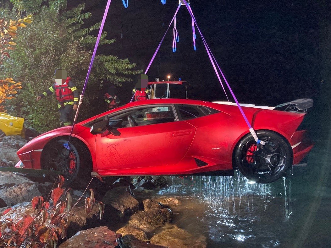 #Lamborghini driver gets brake and accelerator pedals mixed up, reverse plunges 49 feet into a lake 😵😵 bit.ly/3m0cYim
