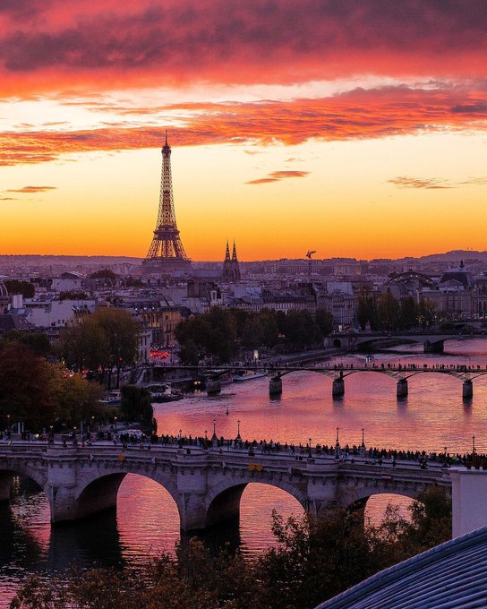 The best #neuroscience at one of the best venues in the world, @Paris! Need more reasons to join #FENS2022 🤔? Check out the Preliminary Programme 🥐 @SocNeuro_Tweets #NeuroTourDeFrance @ParisJeTaime @FENSorg