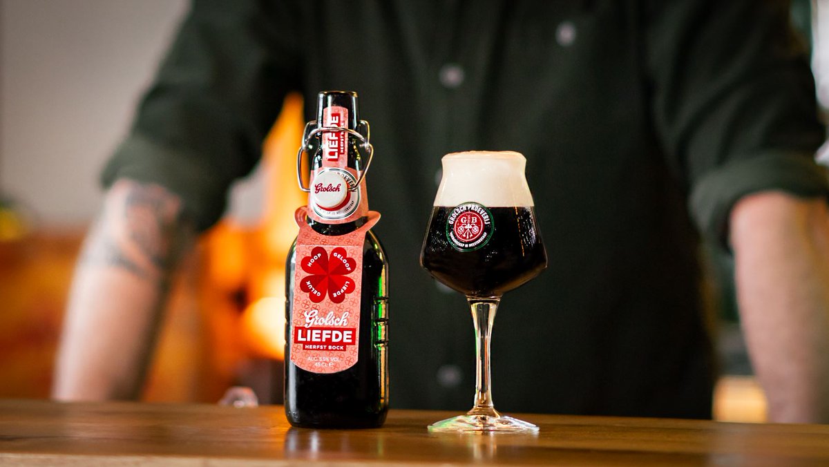 Vanaf nu (beperkt) verkrijgbaar: Grolsch Liefde! Liefde is het derde bier uit een reeks van vier limited edition speciaalbieren. Gebrouwen met de speciale Doi Saket koffie van @peeze_koffie. Met wie ga jij 'm proberen? Op de liefde! #proefkarakter #liefde bit.ly/3C3xHYq