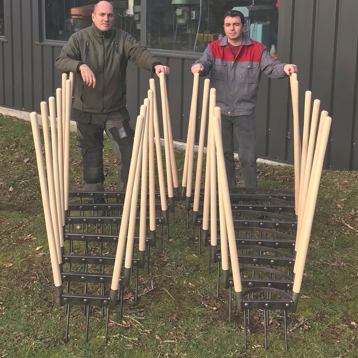 PLaisible's tweet photo. Grelinettes "La PLaisible" fabriquées en Finistère. Modèles de 3 à 9 dents avec ou sans arceau et manches de 110, 120 ou 130cm. https://t.co/7kDvEz4lTH #grelinette #FinistèreEngagé #ToutCommenceEnFinistere @Toutcommence29 @FermesdAvenir @Conseil_Mathieu @Infopermacultur https://t.co/FCS9AtdjvB