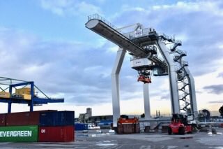 Le port de Lyon a accueilli en 2019 306 000 containers (EVP) 206 000 en 2020 en période de pandémie.