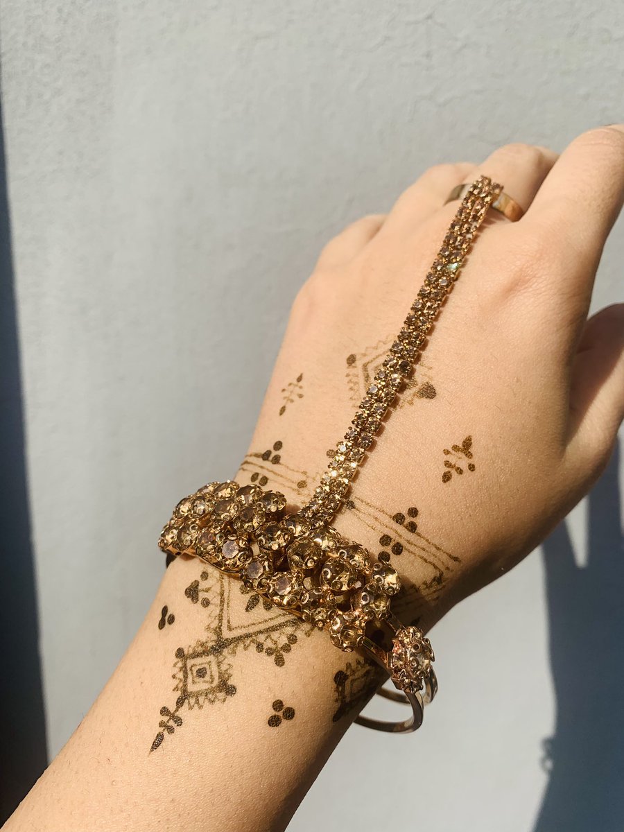 Pixiesdotpk's tweet photo. ANGLA ✨
.
.
.
Rs. 499/-
.
.
.
#jewellery #accessories #studs #earrings #necklace #bangles #bracelets #smallbusiness #brand #pakistanifashion #pixies #pixiestyle #accessories #traditional #onlineshopping #stayhome #newcollection #antique https://t.co/HPWTAXTq0y