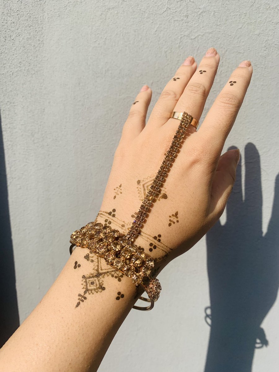 Pixiesdotpk's tweet photo. ANGLA ✨
.
.
.
Rs. 499/-
.
.
.
#jewellery #accessories #studs #earrings #necklace #bangles #bracelets #smallbusiness #brand #pakistanifashion #pixies #pixiestyle #accessories #traditional #onlineshopping #stayhome #newcollection #antique https://t.co/HPWTAXTq0y