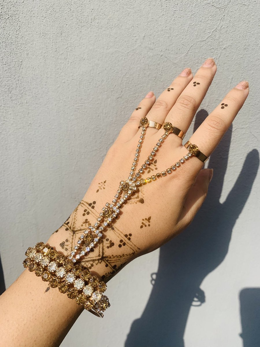 Pixiesdotpk's tweet photo. ANGLA ✨
.
.
.
Rs. 599/-
.
.
.
#jewellery #accessories #studs #earrings #necklace #bangles #bracelets #smallbusiness #brand #pakistanifashion #pixies #pixiestyle #accessories #traditional #onlineshopping #stayhome #newcollection #antique https://t.co/JQ7ie51ozp