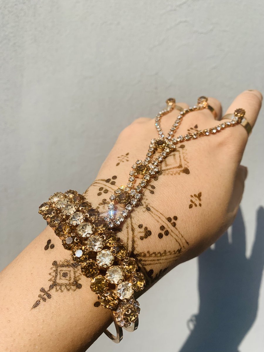 Pixiesdotpk's tweet photo. ANGLA ✨
.
.
.
Rs. 599/-
.
.
.
#jewellery #accessories #studs #earrings #necklace #bangles #bracelets #smallbusiness #brand #pakistanifashion #pixies #pixiestyle #accessories #traditional #onlineshopping #stayhome #newcollection #antique https://t.co/JQ7ie51ozp