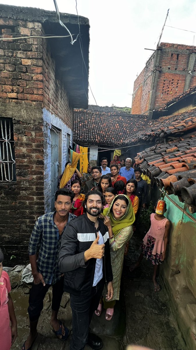gurruchoudhary's tweet photo. That ‘aangan’ used to feel so long and endless once upon a time .. when I used to run endlessly till I reached a destination 
.
Today it’s filled with endless number of well wishers filling my frame 🖼 
.
Lots of love from my village JAIRAMPUR #bhagalpur 
. #villageboy #bihar https://t.co/esP8SSXvS6