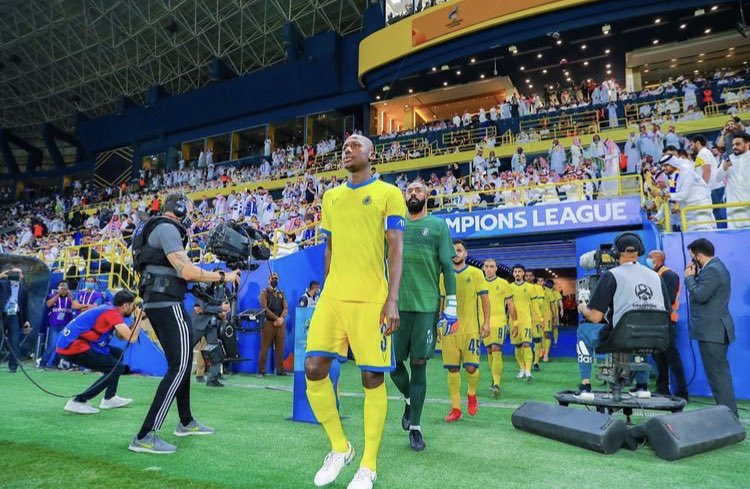 قائد الفريق لابد أن يمتلك شخصية قيادية وأن يكون واثق من نفسه ويكون صاحب دور قيادي داخل وخارج الملعب ، جميع تلك الصفات لا تجتمع في عبدالله مادو ، لذلك من الأولى أن تنزع الشارة وتعطى لمن يستحقها .