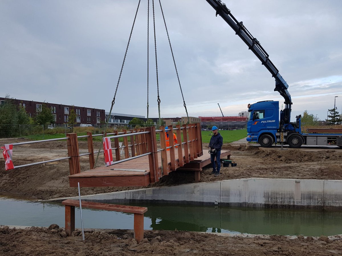 meerdinkbruggen's tweet photo. Arnhem - naast station Arnhem Zuid Schuytgraaf hebben onze medewerkers de nieuwe voetbug geplaatst. De azobe brugdelen zijn prefab aangevoerd en in het werk op de onderbouw gemonteerd. #bruggenmetkarakter #meerdinkbruggen #azobe #meerdinkwinterswijk #brugdek #hardhout #fsc #brug https://t.co/xjgNowvWuD