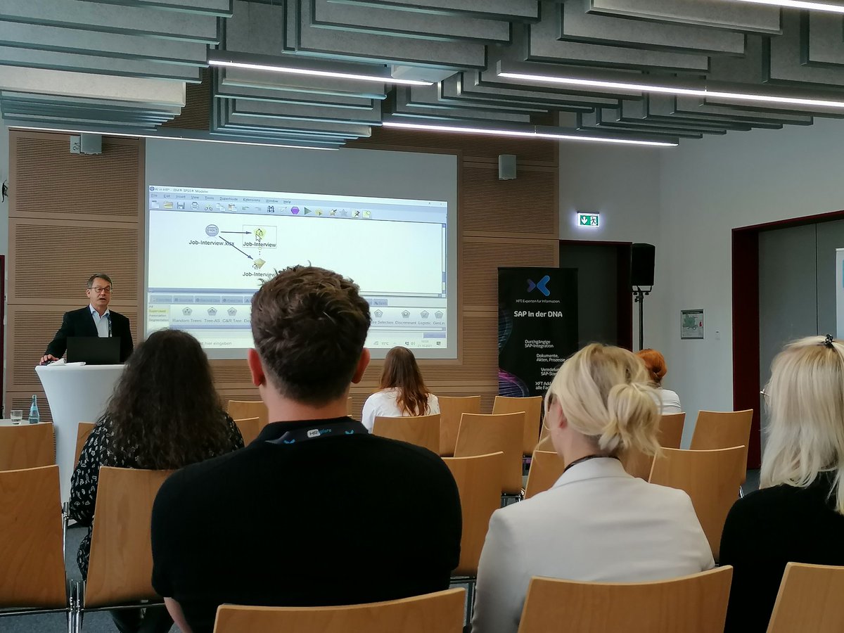 HRROOKIES's tweet photo. Ist Künstliche Intelligenz in HR (un)fair? (in)transparent? (un)verantwortlich?
Dieser Frage geht Prof. Dr. Stefan Strohmeier auf der @HRxplore auf den Grund und zeigt uns das direkt praktisch im System.
Wir ROOKIES sind digital und vor Ort dabei 👏 https://t.co/QbnHl7imeS