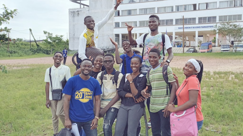 20thshyzone's tweet image. Sourire pour devenir. Bigup à ces jeunes de #Polytech Douala. #Enspd Merci pour l&apos;accueil.  #20thShyZone 

#education 📜📔 #school