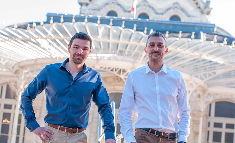VichyEconomie's tweet photo. Florent et Richard ont décidé de lancer leur propre marque : La Garçonne Vichy. Une bougie parfumée haut de gamme constitue la première de ses créations estampillées.
👉https://t.co/dsZVZI7aBQ
#VichyEconomie #entrepreneurs https://t.co/cbGsGiwP7t