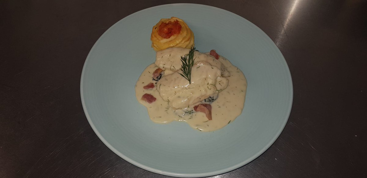 BrayInstituteFE's tweet photo. BIFE first year Culinary Arts students prepared these delicious dishes..
Eggs Benedict on homemade muffins with bacon
Poached fillet of Ling dill and cream sauce, curley kale with lardons and Marquise potatoes.
Eggs Florentine.
 #food #culinaryarts #bife #plc #furtherducation https://t.co/m8ZPw2NPzc