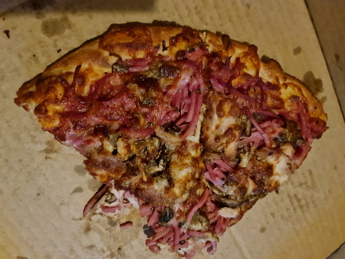 LauriaPrincessa's tweet photo. @SandroDemaio Tonight in the Bowen household we got some pizza delivered from a local place. So yummy! https://t.co/ZoYVVNi238
