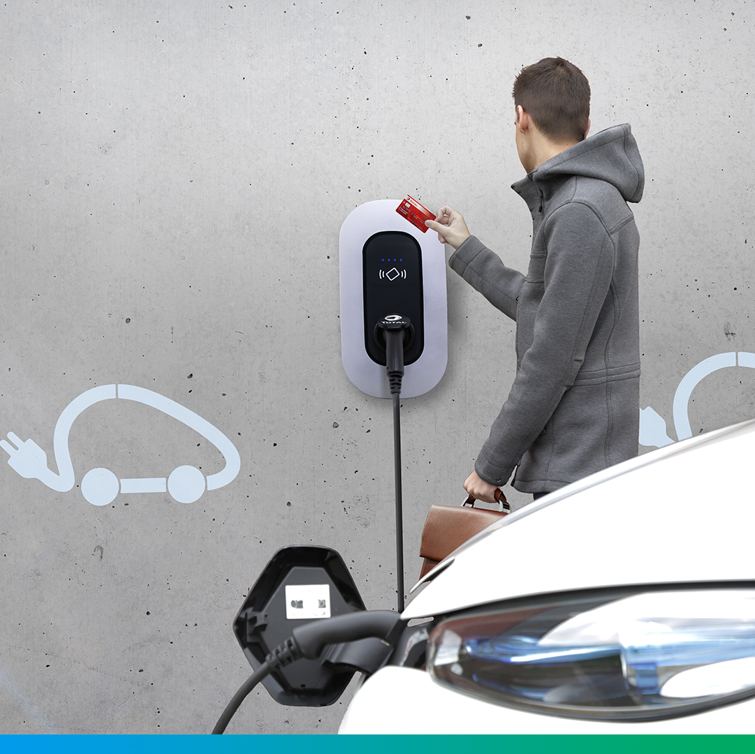 De techniek van TotalEnergies maakt het mogelijk om zelf opgewekte stroom direct in te zetten voor de laadsessies op jouw eigen terrein. In veel gevallen wordt de laadoplossing hierdoor een stuk kostenefficiënter.