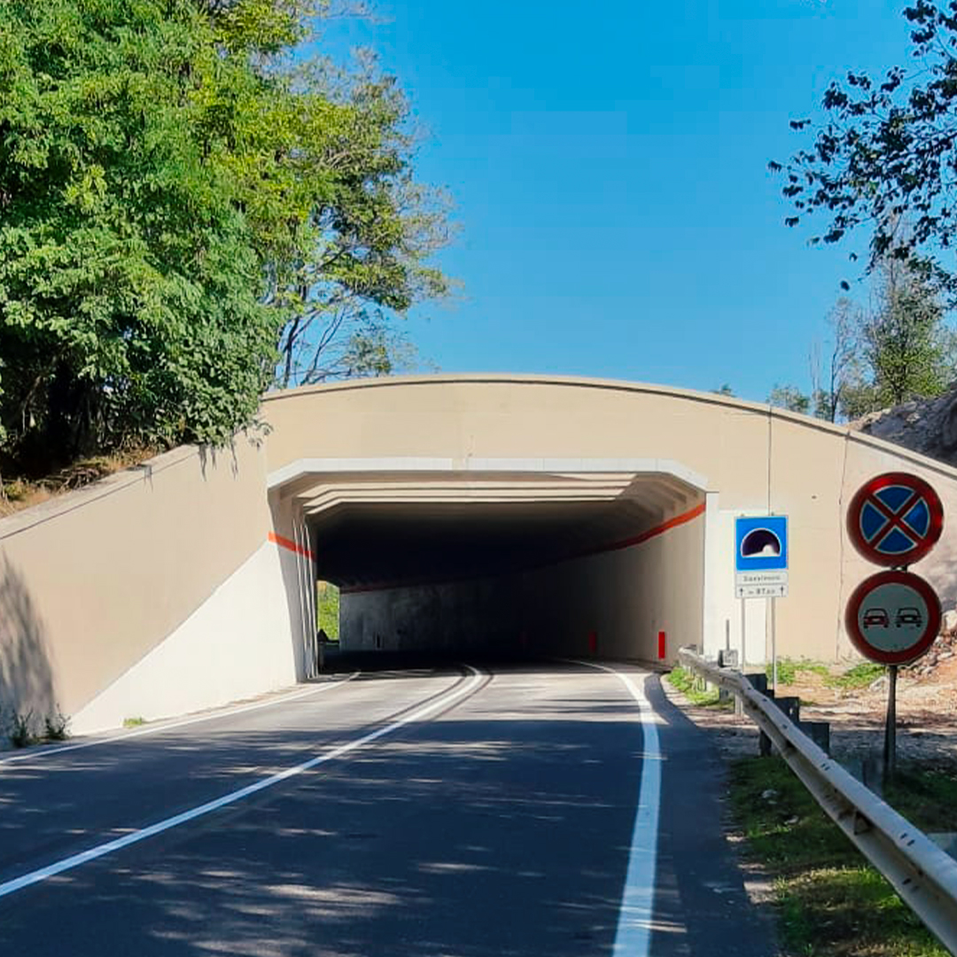 StradeAnas's tweet photo. #Anas #Campania

👷‍♀️Ultimati interventi di manutenzione galleria Sassinoro lungo #SS87 #Sannitica (BN).
💱Investimento complessivo di 850 mila euro.
✅Rimosso il cantiere ed il relativo senso unico alternato.

Leggi di più > https://t.co/m6CId1RClY https://t.co/0ZPVvOgndk