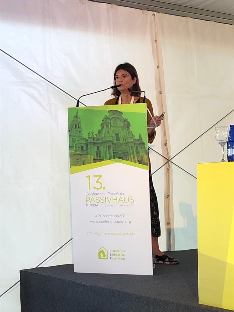 PlataformaPEP's tweet photo. 👏Ana Sotelo, de la @Xunta_c, nos habla de la apuesta de #Galicia por las intervenciones #integrales en #rehabilitación #energética de edificios docentes🏫
🗣️#Expertas en la #13ConferenciaPEP
#Passivhaus #ECCN #zneb https://t.co/arOErS3lke