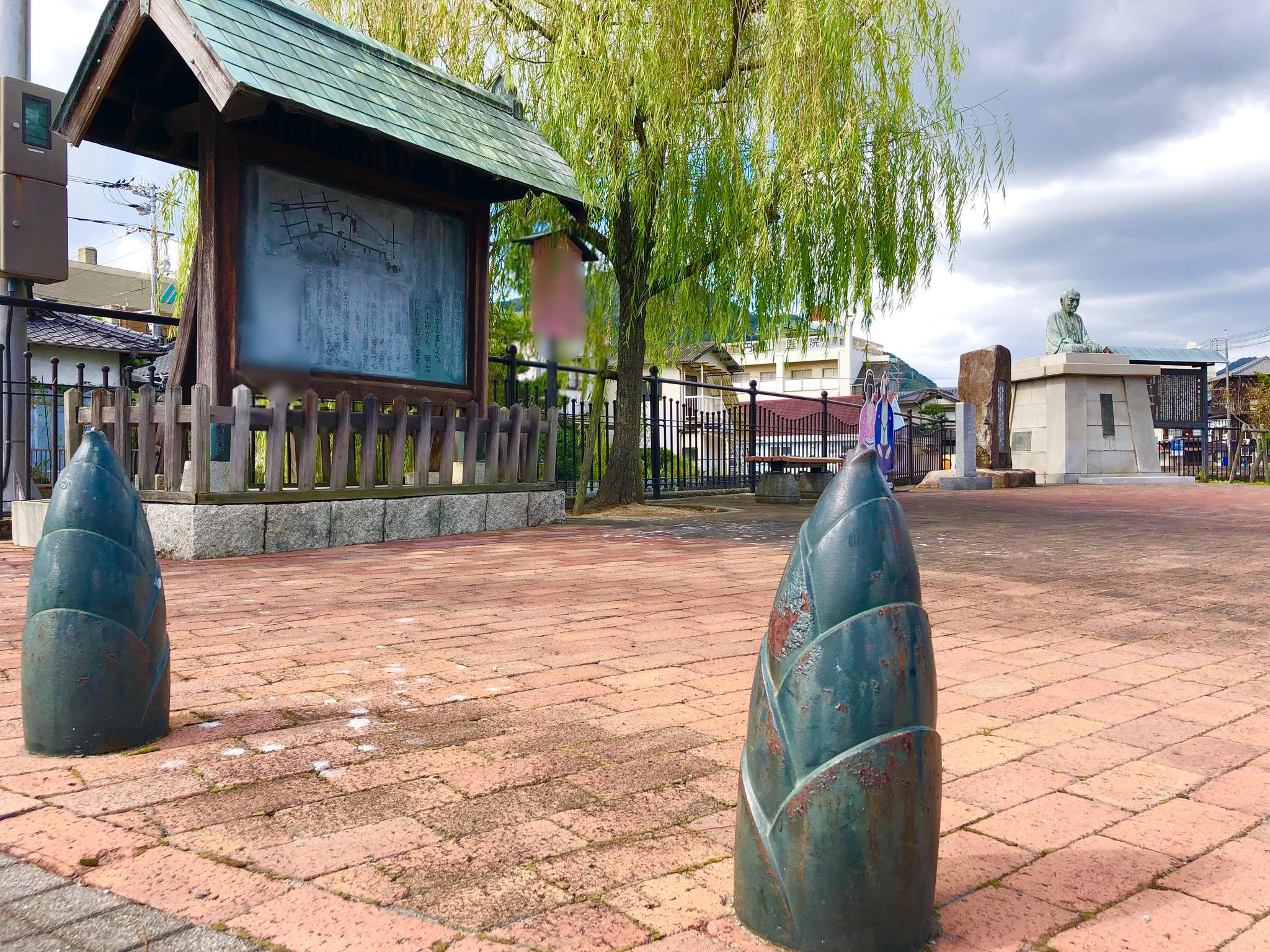 広島県 ここはどこでしょう おはようございます 写真の場所はどこでしょう ヒントは 手前の タケノコ 型の車止めと 奥に見える 頼山陽 の銅像です 広島県 T Co Rrb639nqxs Twitter