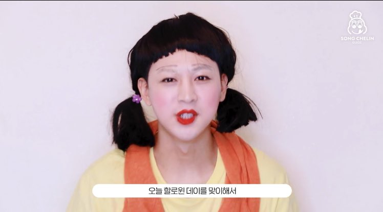 gnanique__'s tweet photo. My god help sjsjsha .. Yunhyeong really did the make up himself as that doll from Squid Game 😭 https://t.co/D5qb6K0qJs