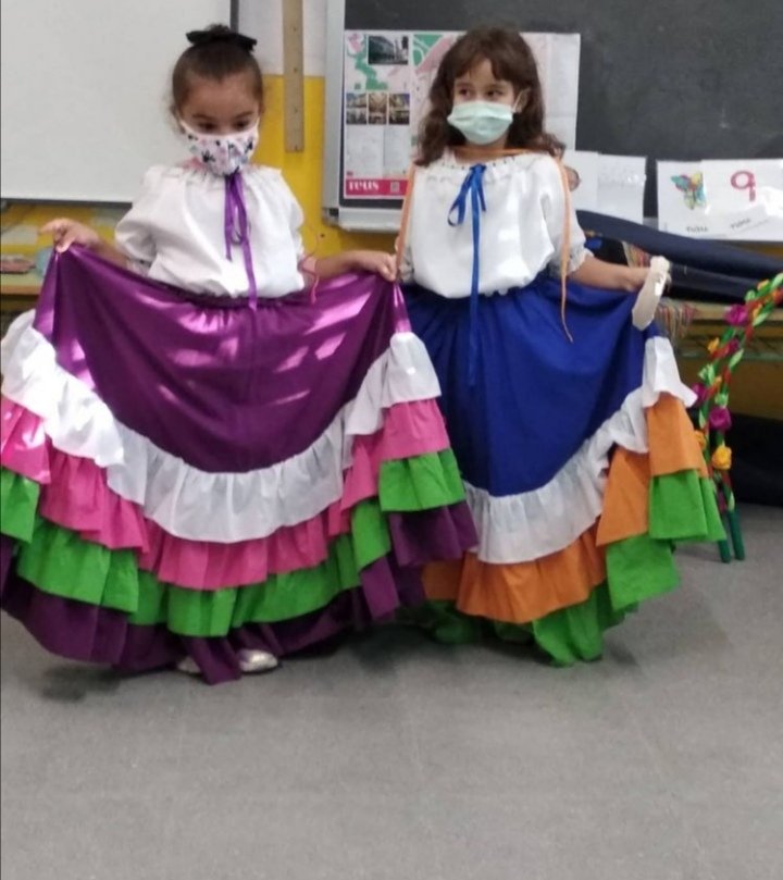 rubioiorsreus's tweet photo. Avui, a 1r, hem conegut el @reusballgitanes i el @cercolets_reus de la mà de Jordina Almacelles
Moltes gràcies per fer-nos gaudir!
#EscolaRubióiOrs #RiO #Reus
#ConstruintAprenentatge #ContruïmVida
#TransformacióEducativa #AliancesMagnet #Viulapublica #XEPR https://t.co/Y2IogQQNtF