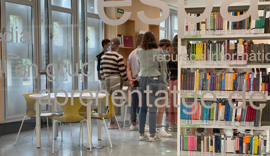 calvarezchav's tweet photo. Avui presentem els serveis del @craiurv #CRAITerresdelEbre a l'alumnat de 1r de #fisioteràpia d'@EUSES_Oficial #euseste
Benvingudes i benvinguts🤗
#craiurv #JAENI #serveisalsusuaris https://t.co/DTLa5t33Z9