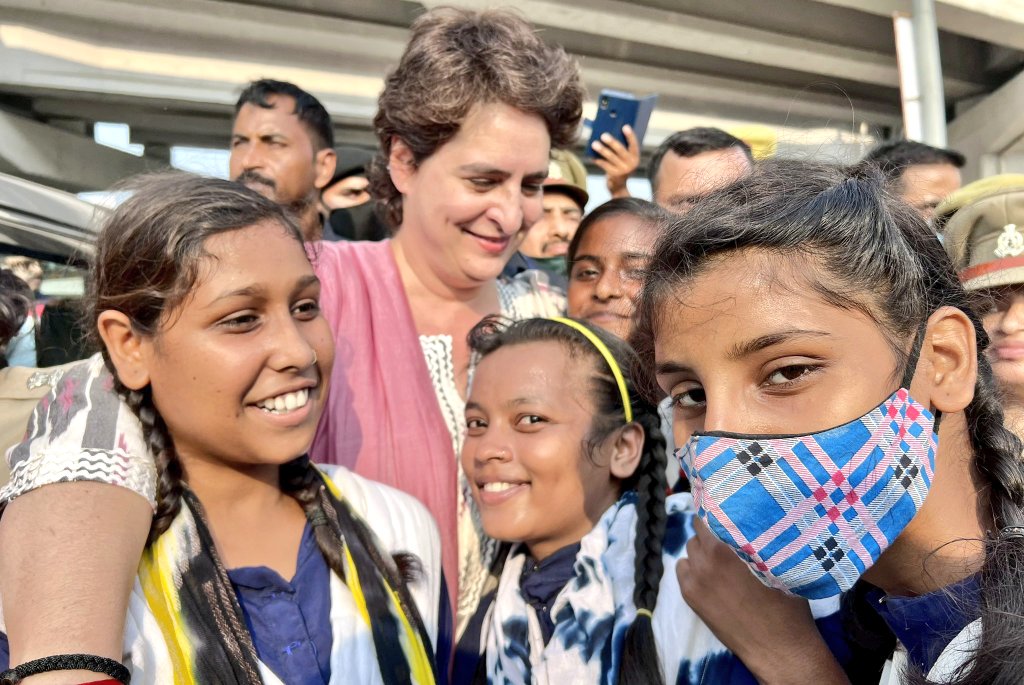 AjayLalluINC's tweet photo. कांग्रेस देगी स्मार्ट फ़ोन
और स्कूटी 
शिक्षा से बढ़ेगी
यूपी की बेटी 

दीदी प्रियंका का संकल्पित कदम
यूपी की बेटियां दिखाएंगी दम
समृद्ध होंगे उनके हाथ 
होगा उनका सपना साकार

#यूपी_की_बेटी_को_स्कूटी
#लड़की_हूँ_लड़_सकती_हूँ https://t.co/ndDAHgoA1m