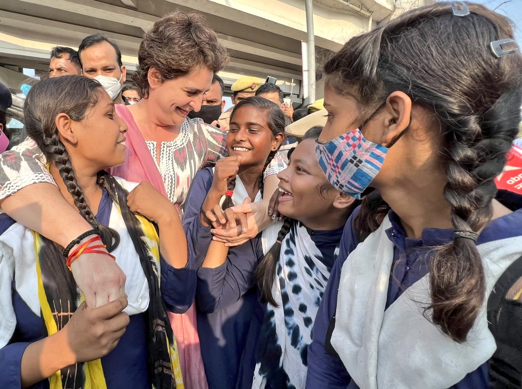 AjayLalluINC's tweet photo. कांग्रेस देगी स्मार्ट फ़ोन
और स्कूटी 
शिक्षा से बढ़ेगी
यूपी की बेटी 

दीदी प्रियंका का संकल्पित कदम
यूपी की बेटियां दिखाएंगी दम
समृद्ध होंगे उनके हाथ 
होगा उनका सपना साकार

#यूपी_की_बेटी_को_स्कूटी
#लड़की_हूँ_लड़_सकती_हूँ https://t.co/ndDAHgoA1m