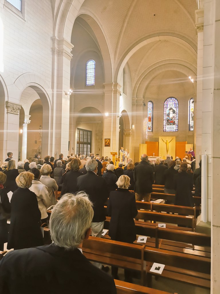 ReseauCFJ's tweet photo. Cérémonie d'hommage à José de Broucker. José, figure tutélaire et populaire du CFJ. Beaucoup d'anciens élèves lui doivent beaucoup. Les nombreux mots que nous avons reçus en témoignent. Merci. Plusieurs ont été lus, ce matin. https://t.co/85eFDHcOCu https://t.co/bwSI7IzWwX