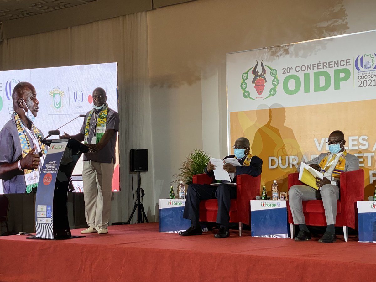Les Conférence international de l’#OIDP, tient sa 2e journée a #Cocody. A l’instant M. Bounama Kante, adj Maire #Tambacounda au #Senegal, présentant l’expérience de sa commune en matière d’implication des citoyens dans la gestion des déchets et l’embellissement de la ville.