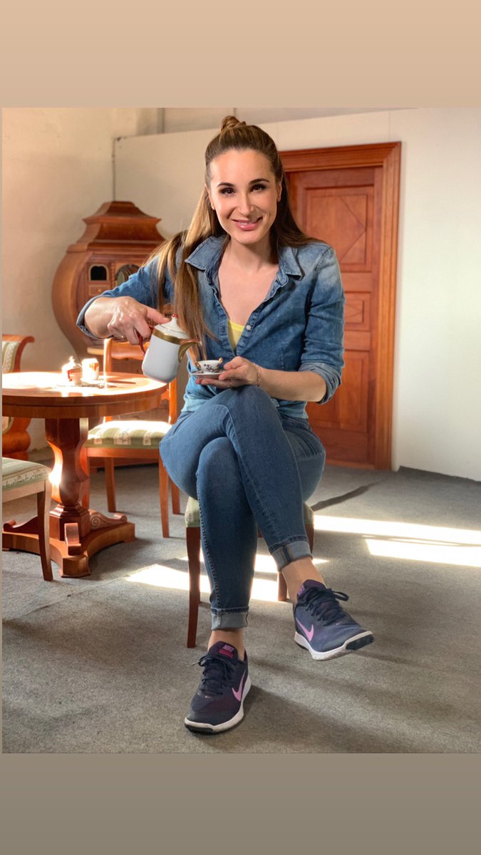 SarahvonNeuburg's tweet photo. Die Handwerkswoche läuft weiter… Heute gibt’s schon das Staffelfinale von ‚Zeigt uns eure Welt…‘ 

Um 19:50 packen wir im @mdrde wieder mit an. Diesmal ist @LarsKarde Aushilfskonditor und ich bin in der Tischlerei… schaut nur die süßen Miniaturmöbel 😍 Einschalten! https://t.co/9KXQuhsgMl