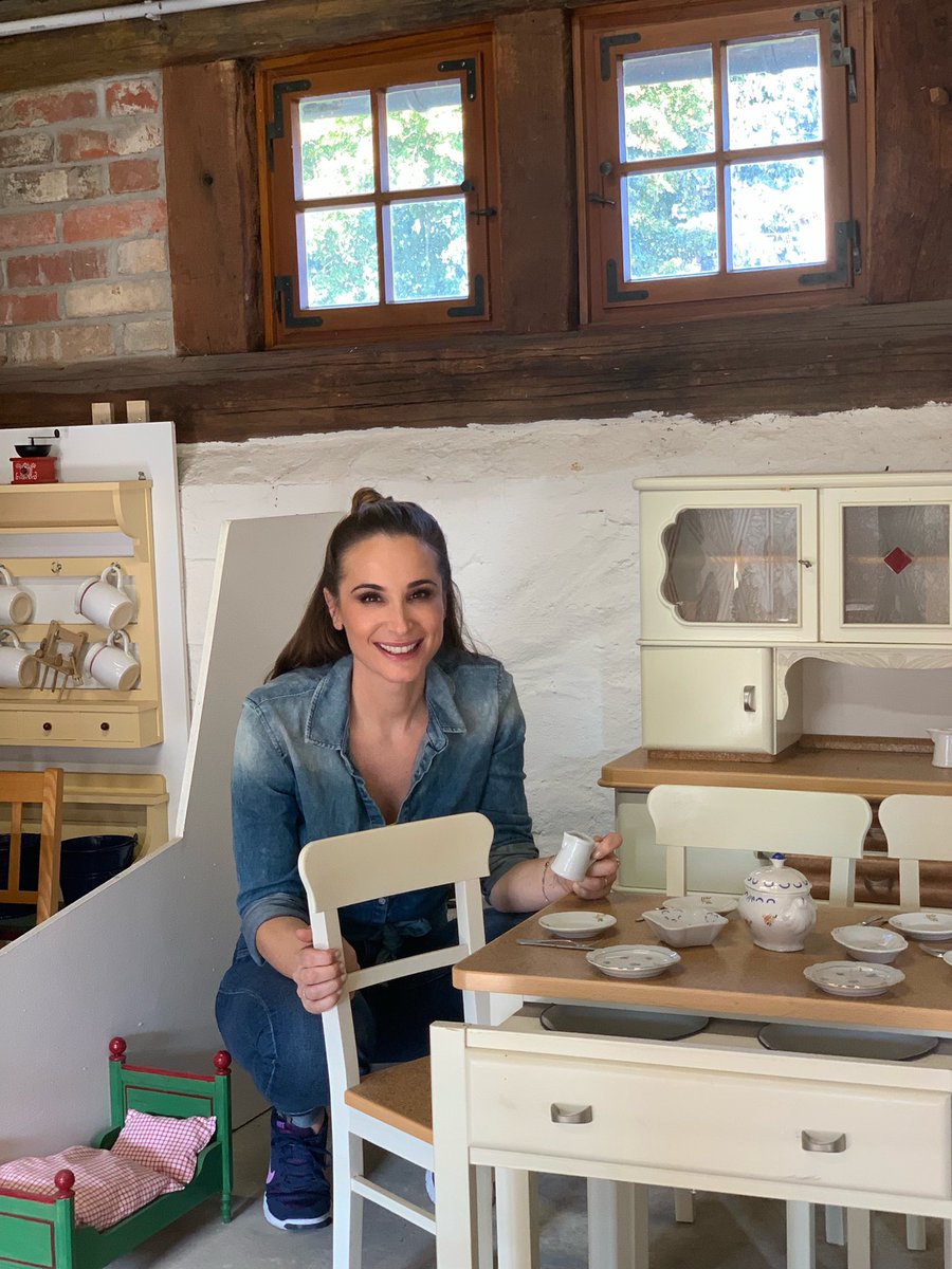 SarahvonNeuburg's tweet photo. Die Handwerkswoche läuft weiter… Heute gibt’s schon das Staffelfinale von ‚Zeigt uns eure Welt…‘ 

Um 19:50 packen wir im @mdrde wieder mit an. Diesmal ist @LarsKarde Aushilfskonditor und ich bin in der Tischlerei… schaut nur die süßen Miniaturmöbel 😍 Einschalten! https://t.co/9KXQuhsgMl