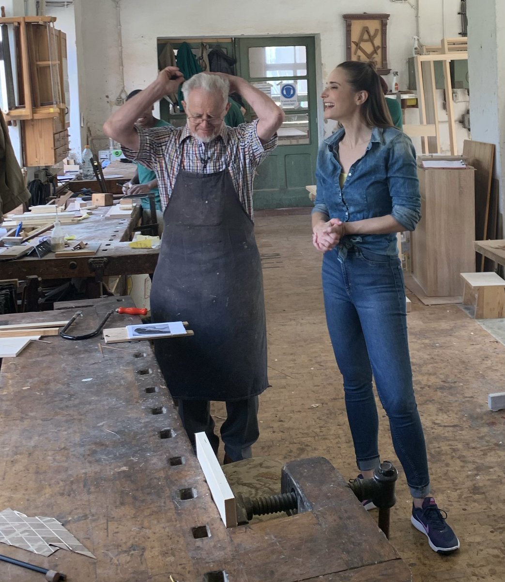 SarahvonNeuburg's tweet photo. Die Handwerkswoche läuft weiter… Heute gibt’s schon das Staffelfinale von ‚Zeigt uns eure Welt…‘ 

Um 19:50 packen wir im @mdrde wieder mit an. Diesmal ist @LarsKarde Aushilfskonditor und ich bin in der Tischlerei… schaut nur die süßen Miniaturmöbel 😍 Einschalten! https://t.co/9KXQuhsgMl