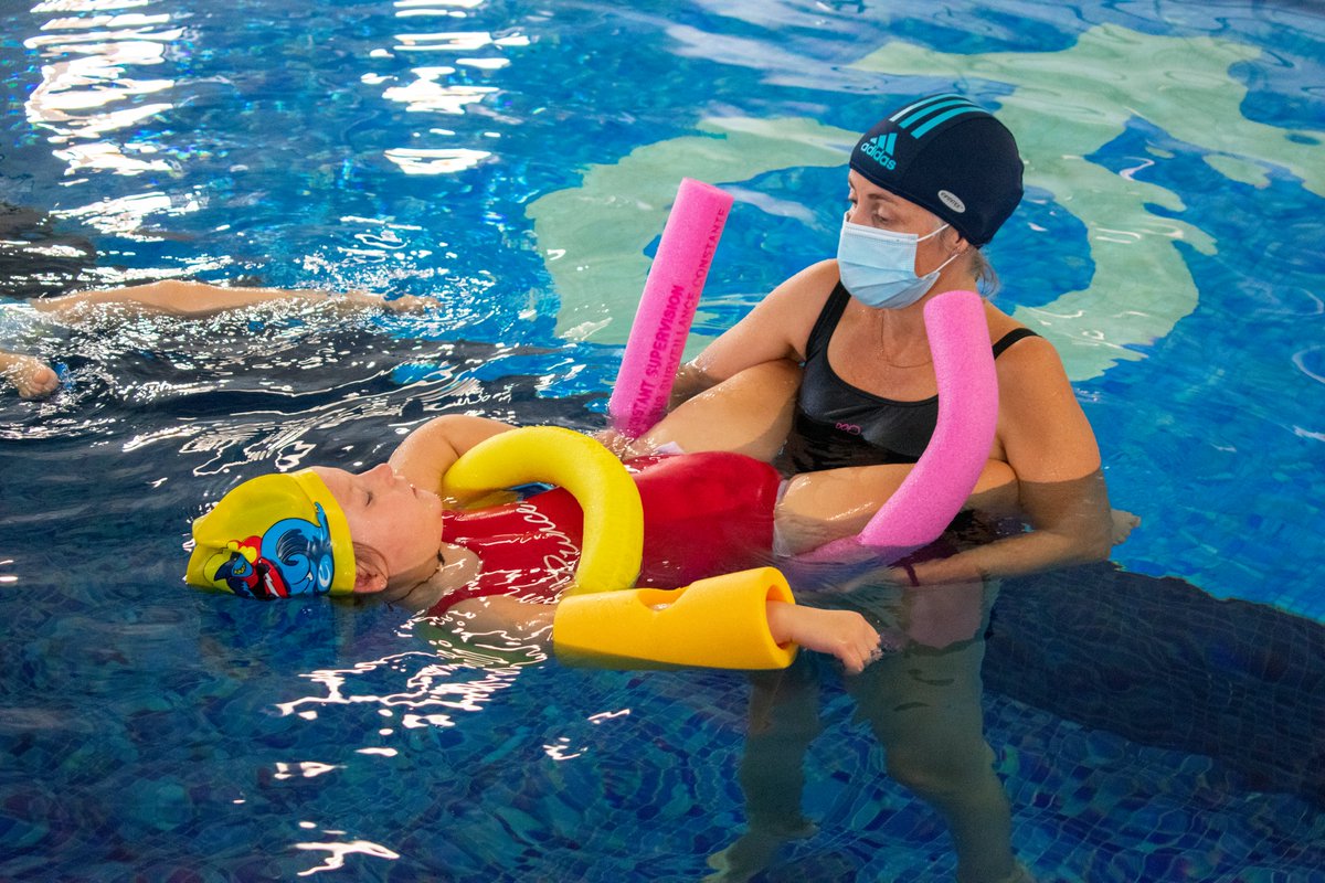 aspaceib's tweet photo. [#CCEEPinyolVermell] Fundació Aspace compta amb una piscina adaptada i climatitzada per tal que les persones usuàries puguin fer-ne ús. En aquest cas, els alumnes d’infantil de l’escola gaudeixen dels beneficis de l’aigua en horari escolar🌊

#parálisiscerebral #discapacidad https://t.co/y6JHXirpI1