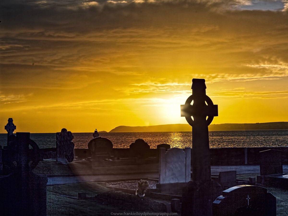 Desimuman's tweet image. Early morning sunrise at Abbeyside Church…!@VisitDungarvan @DungarvanTIO @