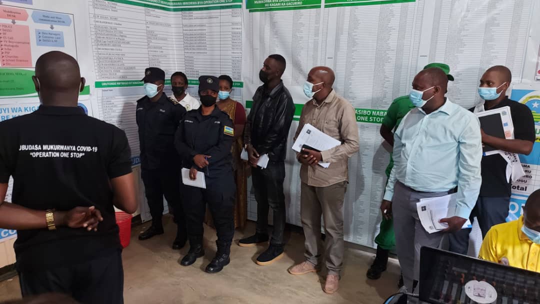 Gasabo_District's tweet photo. Umunsi wa Kabiri w'isuzuma ry'ishyirwa mu bikorwa ry'ingamba zo kwirinda #COVID-19 #Ubudasa mu guhangana na #COVID-19 #OperationOneStop amarushanwa yateguwe na @CityofKigali  kubufatanye na @Rwandapolice. Abagize itsinda risuzuma bageze mu Mirenge ya @jalisector @SectorKinyinya https://t.co/JxE5tuT1Yp