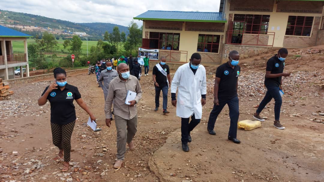 Gasabo_District's tweet photo. Umunsi wa Kabiri w'isuzuma ry'ishyirwa mu bikorwa ry'ingamba zo kwirinda #COVID-19 #Ubudasa mu guhangana na #COVID-19 #OperationOneStop amarushanwa yateguwe na @CityofKigali  kubufatanye na @Rwandapolice. Abagize itsinda risuzuma bageze mu Mirenge ya @jalisector @SectorKinyinya https://t.co/JxE5tuT1Yp