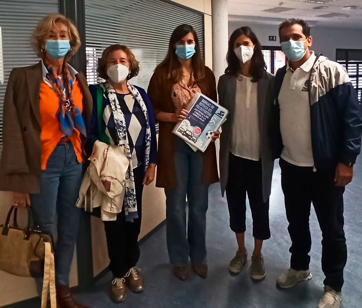 La Plataforma en Defensa del Polideportivo de Barajas ha entregado esta mañana 2.500 firmas a Sofía Miranda, concejala presidenta de la Junta Municipal de Barajas solicitando la construcción de la inicialmente proyectada piscina de verano en el polideportivo de la calle Mistral.