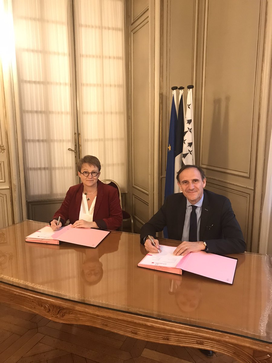 oliviersichel's tweet photo. Avec @nathalieappere maire de @metropolerennes pour financer le #developpement #durable de la ville a travers le verdissement des transports publics et l’unité de valorisation énergétique soutenu par @BdT_Bretagne https://t.co/Esy36hlYTJ