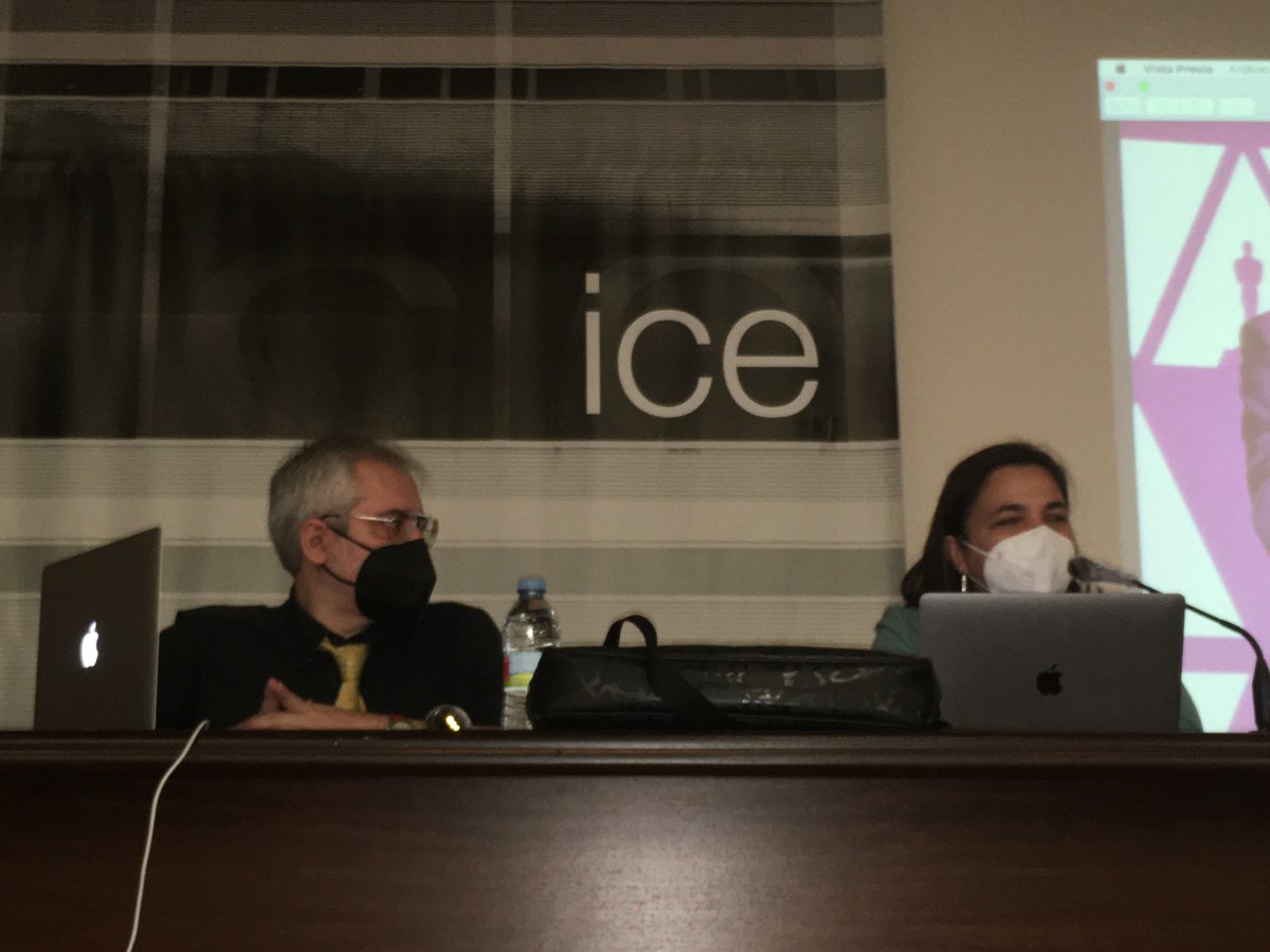 AnaMancho_'s tweet photo. "Si tenemos una mochila mediocre no saldrán reportajes que llamen la atención". @carlosgurpegui de la @AcademiadelCine invitado por @cmartalazo para dar una clase magistral a los alumnos de Periodismo #proycom, @FacultadFiloZgz. https://t.co/OepJn8ftaX