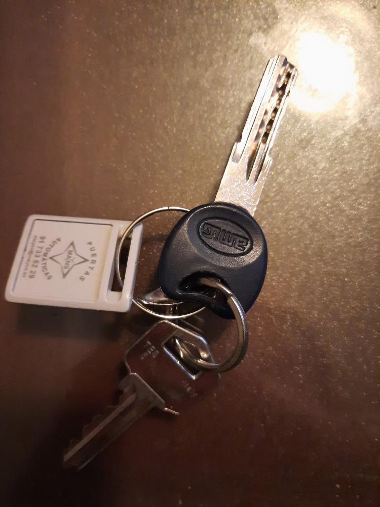 Hola, se han encontrado estás llaves en el carril bici a su paso por Monasterio de Silos. Podéis contactar con la <a href="/avbmontecarmelo/">Asociación Vecinal Barrio de Montecarmelo</a> por aquí.