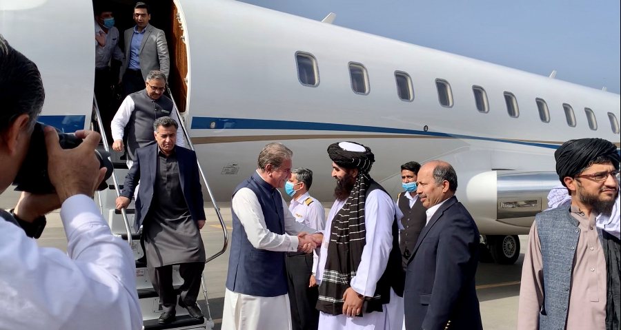 Urduamarat's tweet photo. وزیر خارجہ مخدوم شاہ محمود قریشی اور جنرل فیض حمید اعلیٰ وفد کے ہمراہ افغان دارالحکومت پہنچ گئے https://t.co/InPIAwRHXW