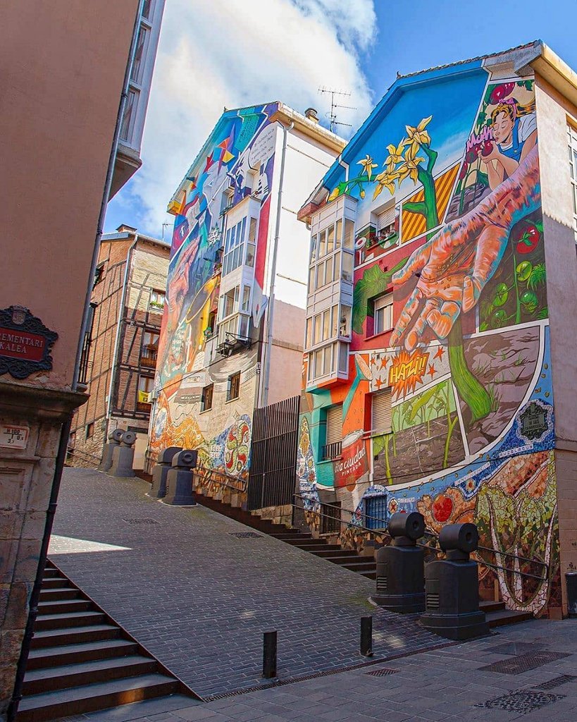 TurismoVitoria's tweet photo. Horma-irudien ibilbideak kolorez eta mezuz betetako fatxadetan zehar garamatza, lankidetza-proiektuen emaitza ➡️ https://t.co/m6mtcKqTHw 🎨🖌️

📷: chalo84, gemmaa.ramos [IG].
#HormaIrudia #streetart #artea @muralistico https://t.co/IP62a8qRF6