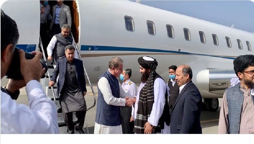 Urduamarat's tweet photo. وزیرخارجہ شاہ محمودقریشی اور ڈی جی آئی ایس آئی  افغانستان کے دورہ پر پہنچ گئے۔۔افغانستان کے عبوری وزیر خارجہ امیر خان متقی نے  کابل ائیرپورٹ پر ان کا استقبال کیا۔۔ جانئے دورہ کابل میں کن امور پر گفتگو ہوگی؟
#ShahMahmoodQureshi #DGISI https://t.co/Hgo4UKxzMW