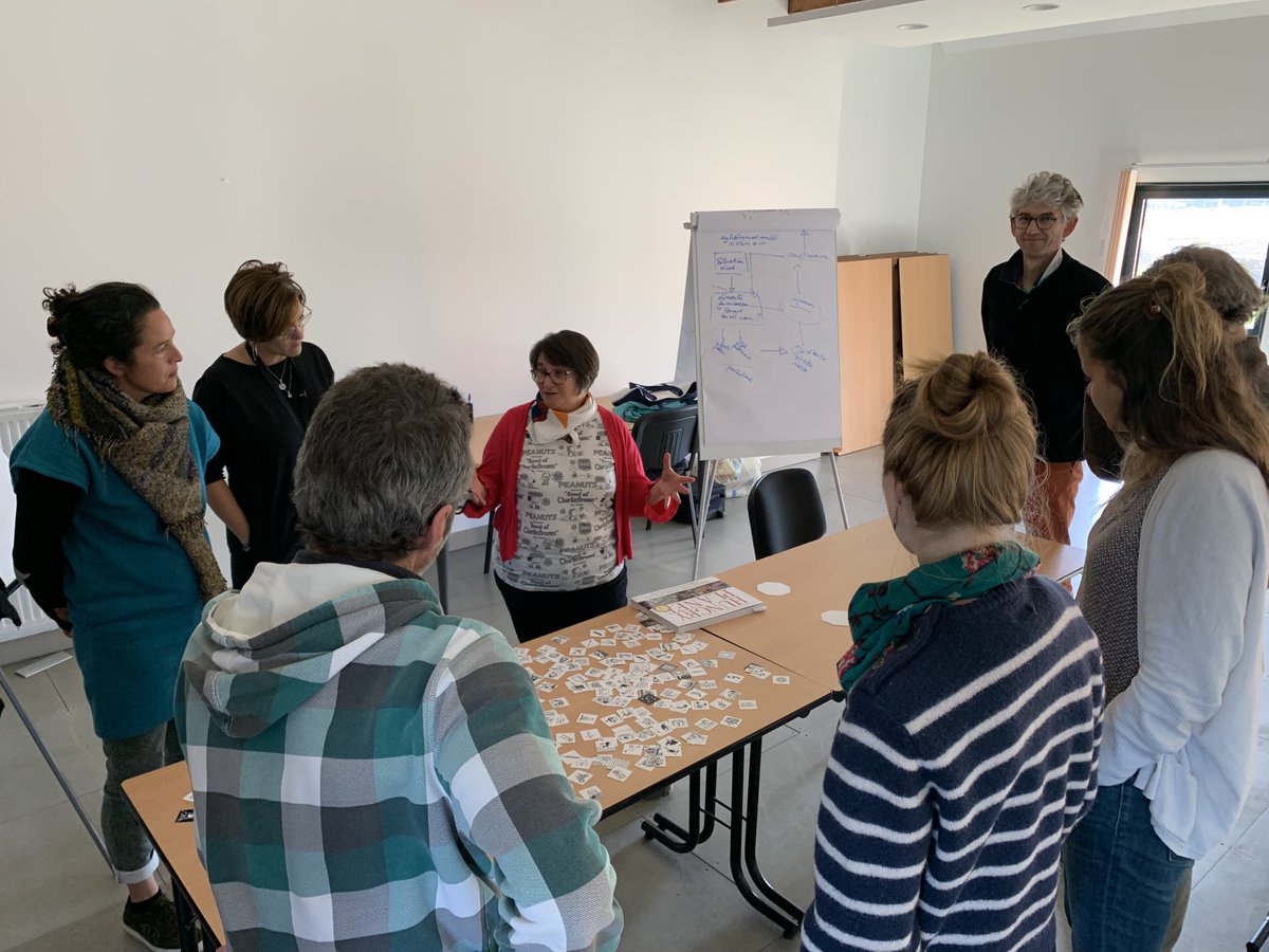 Formation des animateurs bien vivre alimentaire  paniers solidaires du ⁦<a href="/reseaucocagne/">Réseau Cocagne</a>⁩ ce jour, ⁦<a href="/MaisonCocagne/">Maison Cocagne</a>⁩, Vauhallan ⁩. Séance citoyenneté avec ⁦@CeliaPotdevin⁩, ⁦<a href="/lesangesgardins/">Les Anges Gardins</a>⁩ : mal vivre alimentaire : comment mettre des mots sur des maux ?