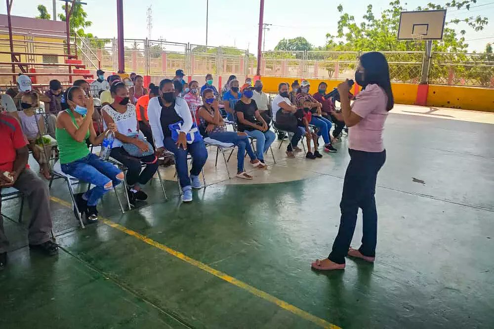 funda_renace's tweet photo. El plan de Acción Comunitaria sigue recorriendo las parroquias del municipio Maracaibo, en esta oportunidad realizamos un encuentro de grupo para padres de la parroquia Francisco Eugenio Bustamante, donde brindamos algunas herramientas para mantener una buena salud mental. https://t.co/8WZnvoI8ZP